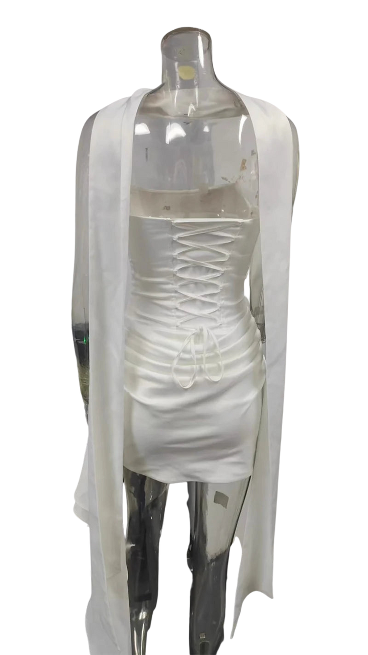 שמלת מיני סטרפלס סאטן בעיצוב מחוך וקיפולים קשירה בגב להצמדה במותן בעיטור שובל וצעיף תואם - טוהר