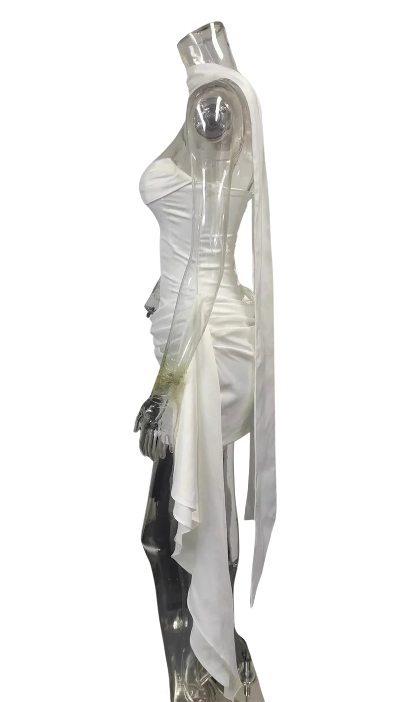 שמלת מיני סטרפלס סאטן בעיצוב מחוך וקיפולים קשירה בגב להצמדה במותן בעיטור שובל וצעיף תואם - טוהר