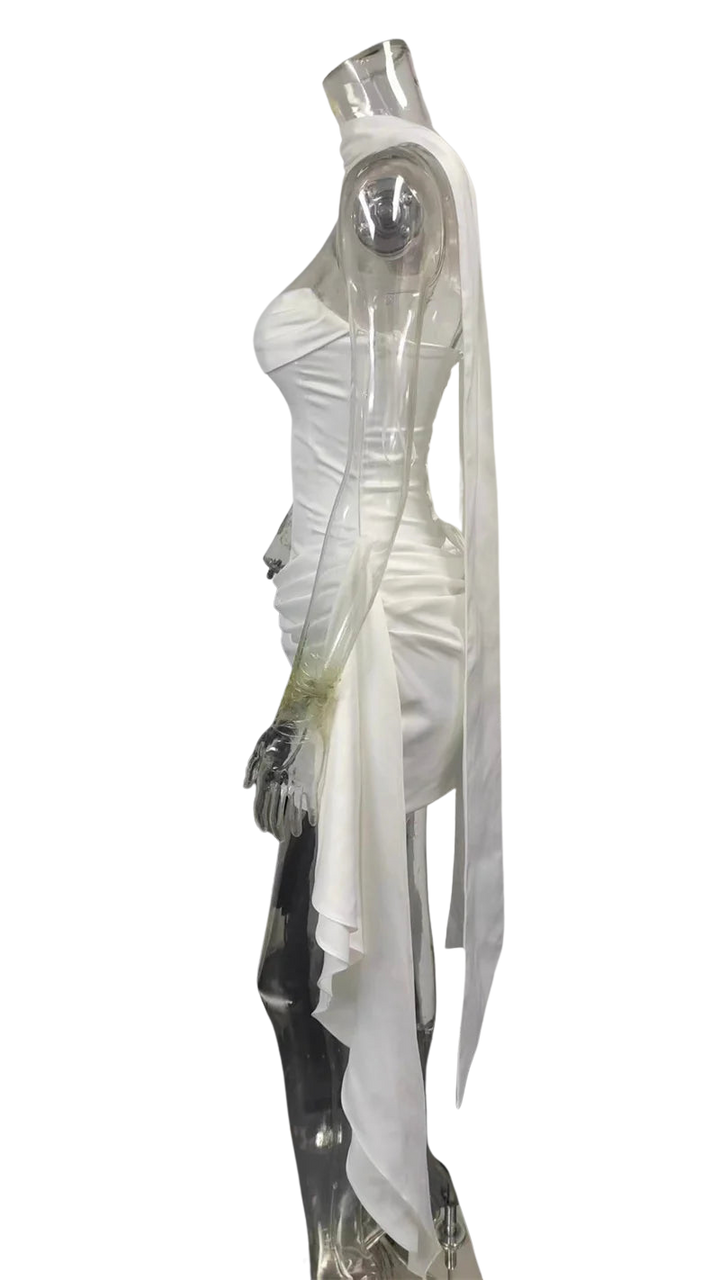 שמלת מיני סטרפלס סאטן בעיצוב מחוך וקיפולים קשירה בגב להצמדה במותן בעיטור שובל וצעיף תואם - טוהר