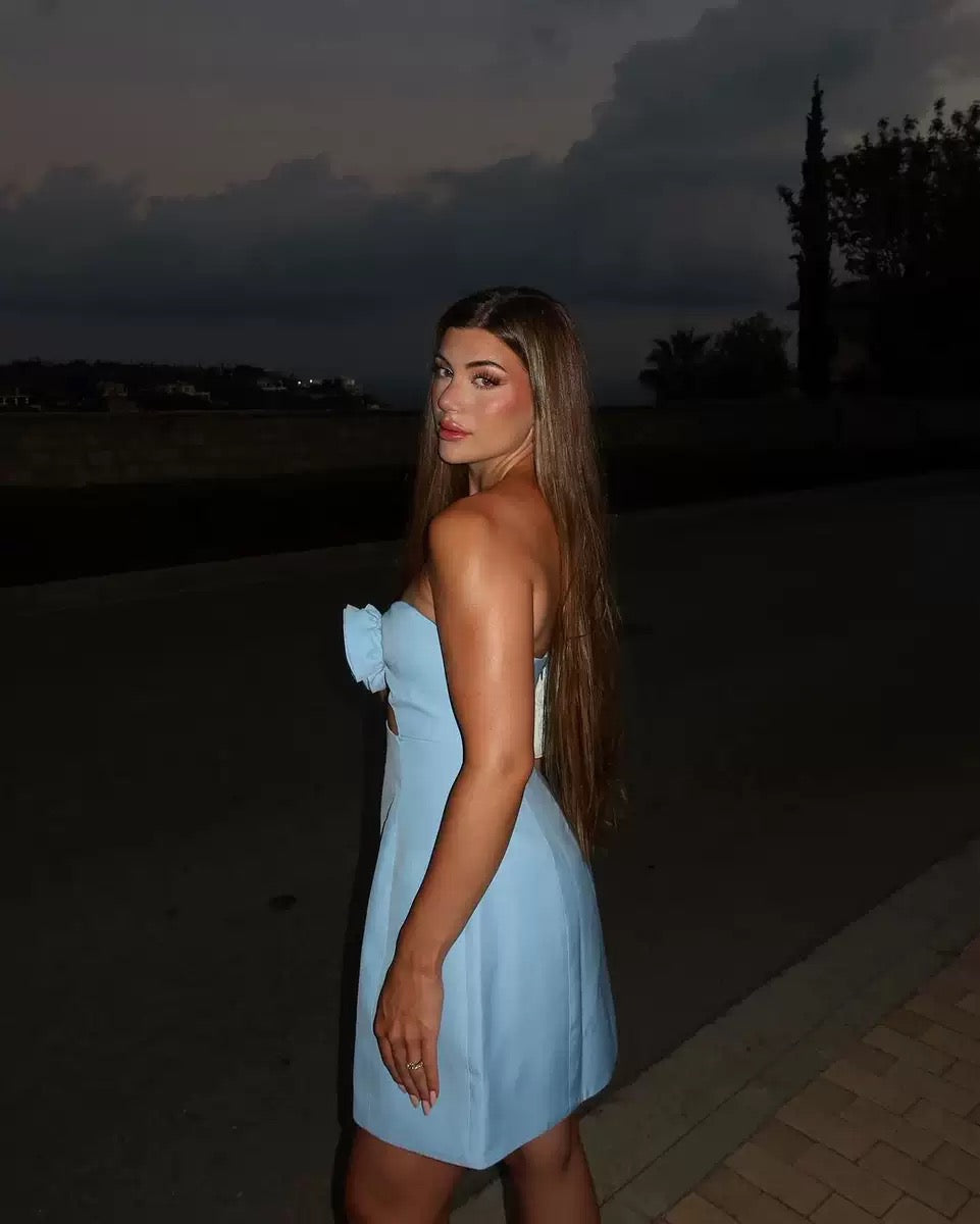 שמלת מיני סטרפלס בעיטור פתח ופרחים - אנג'ליקה