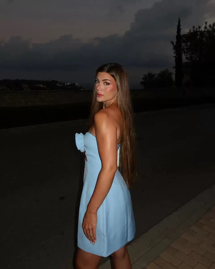 שמלת מיני סטרפלס בעיטור פתח ופרחים - אנג'ליקה