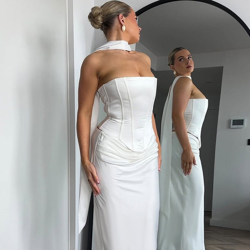 סט שני חלקים סאטן חצאית מקסי וטופ סטרפלס בעיטור צעיף תואם - Amori