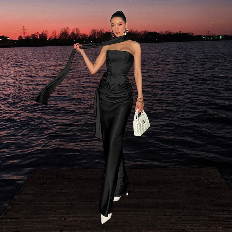 סט שני חלקים סאטן חצאית מקסי וטופ סטרפלס בעיטור צעיף תואם - Amori