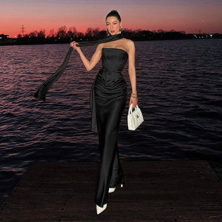 סט שני חלקים סאטן חצאית מקסי וטופ סטרפלס בעיטור צעיף תואם - Amori