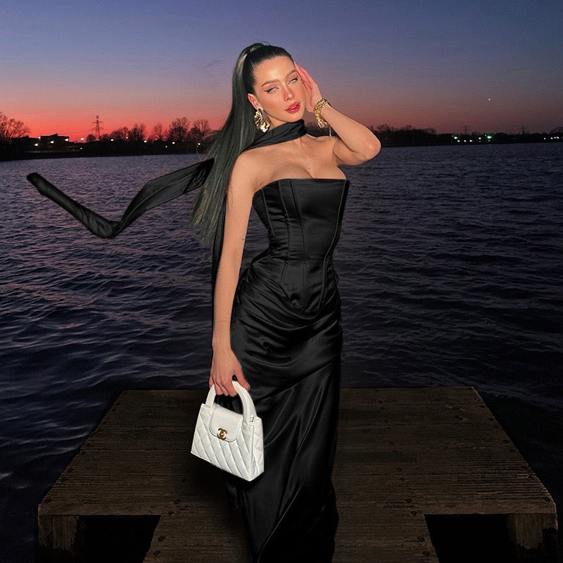 סט שני חלקים סאטן חצאית מקסי וטופ סטרפלס בעיטור צעיף תואם - Amori