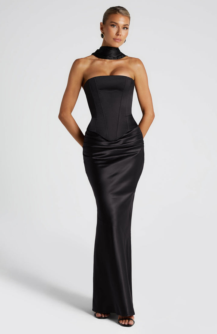 סט שני חלקים סאטן חצאית מקסי וטופ סטרפלס בעיטור צעיף תואם - Amori