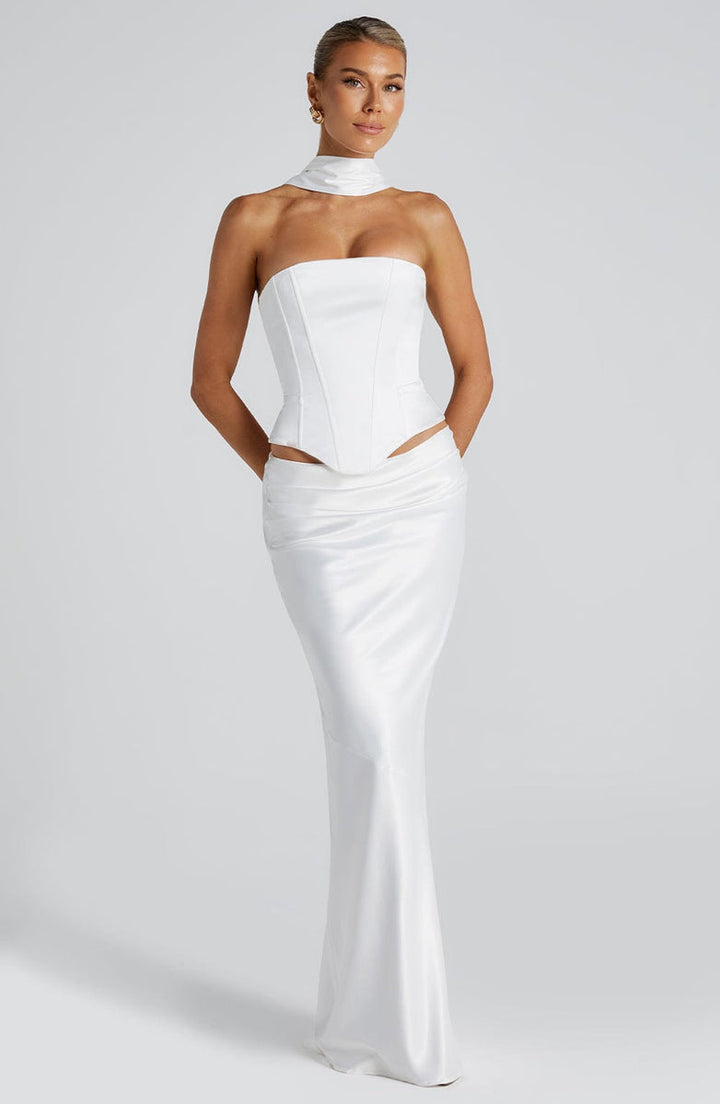 סט שני חלקים סאטן חצאית מקסי וטופ סטרפלס בעיטור צעיף תואם - Amori