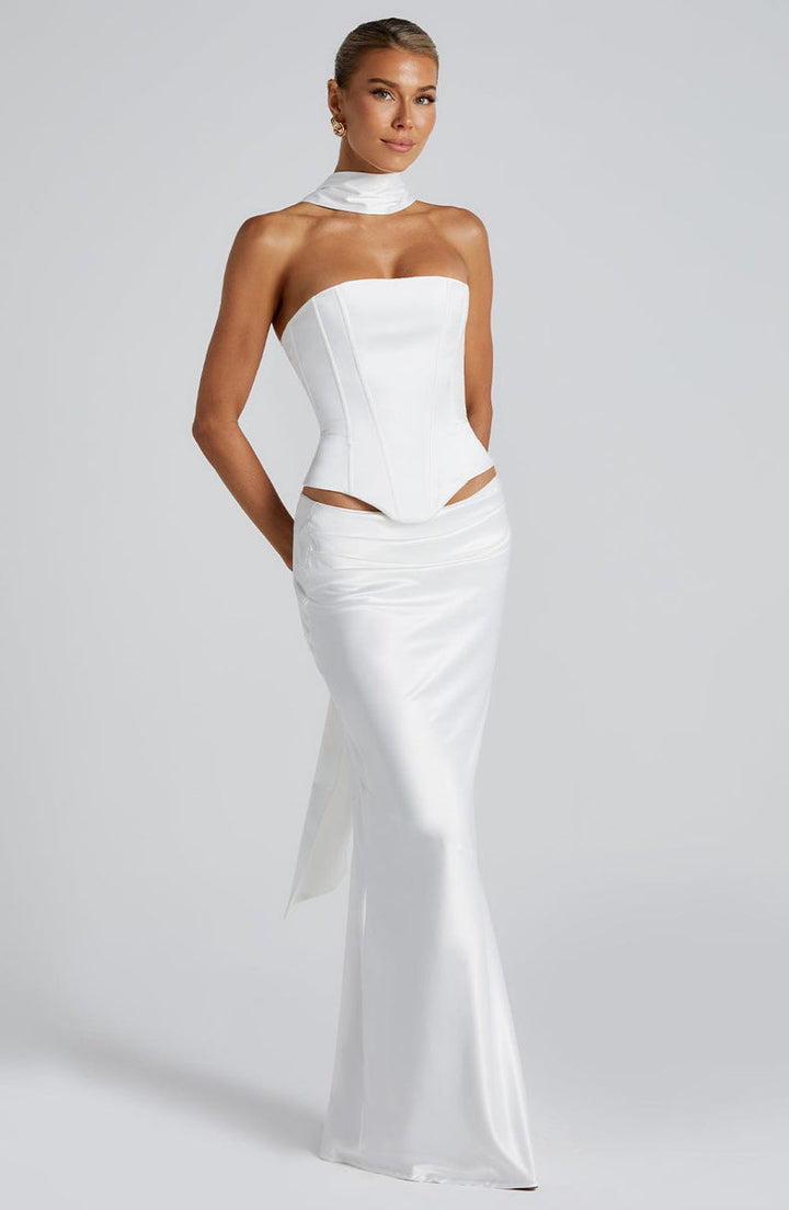 סט שני חלקים סאטן חצאית מקסי וטופ סטרפלס בעיטור צעיף תואם - Amori