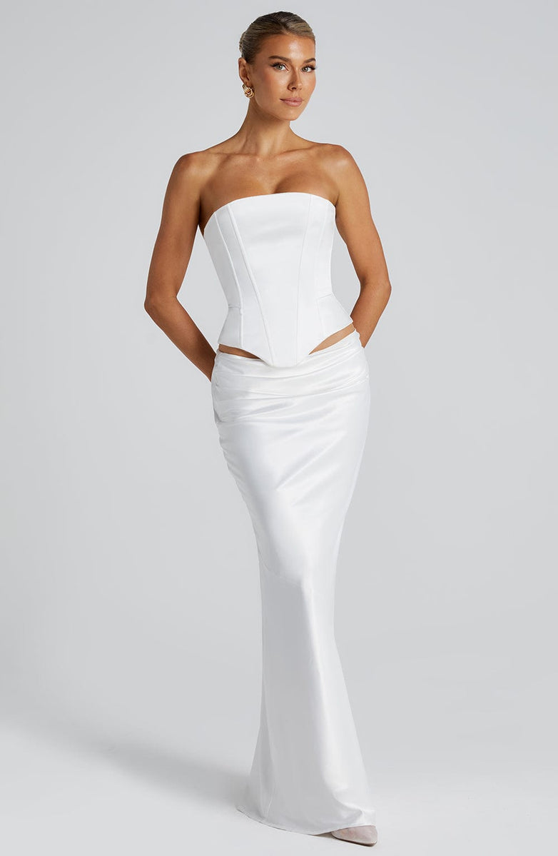 סט שני חלקים סאטן חצאית מקסי וטופ סטרפלס בעיטור צעיף תואם - Amori