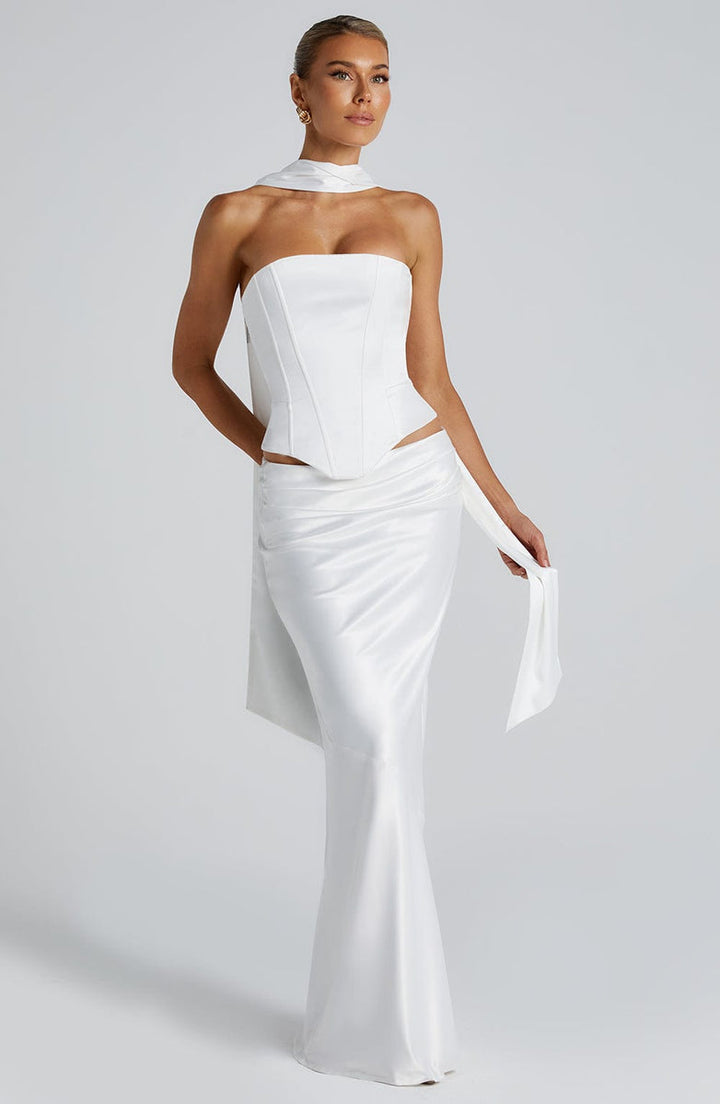 סט שני חלקים סאטן חצאית מקסי וטופ סטרפלס בעיטור צעיף תואם - Amori