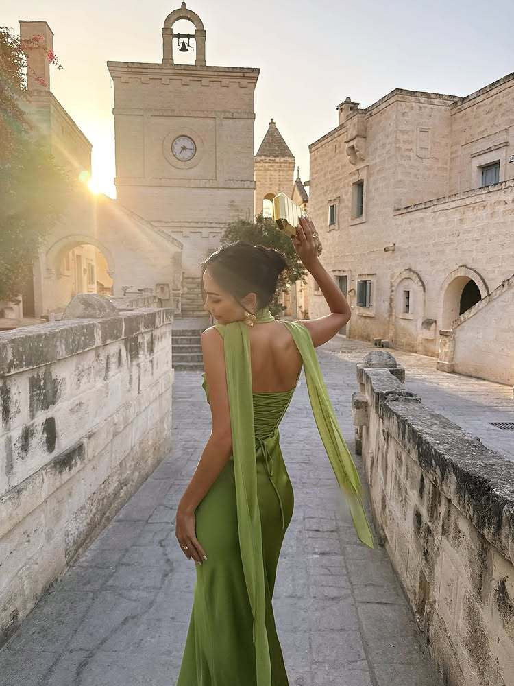 שמלת מקסי סאטן אלגנטית בעיצוב מחוך קשירה בגב להצמדה במותן בעיטור צעיף - פאס