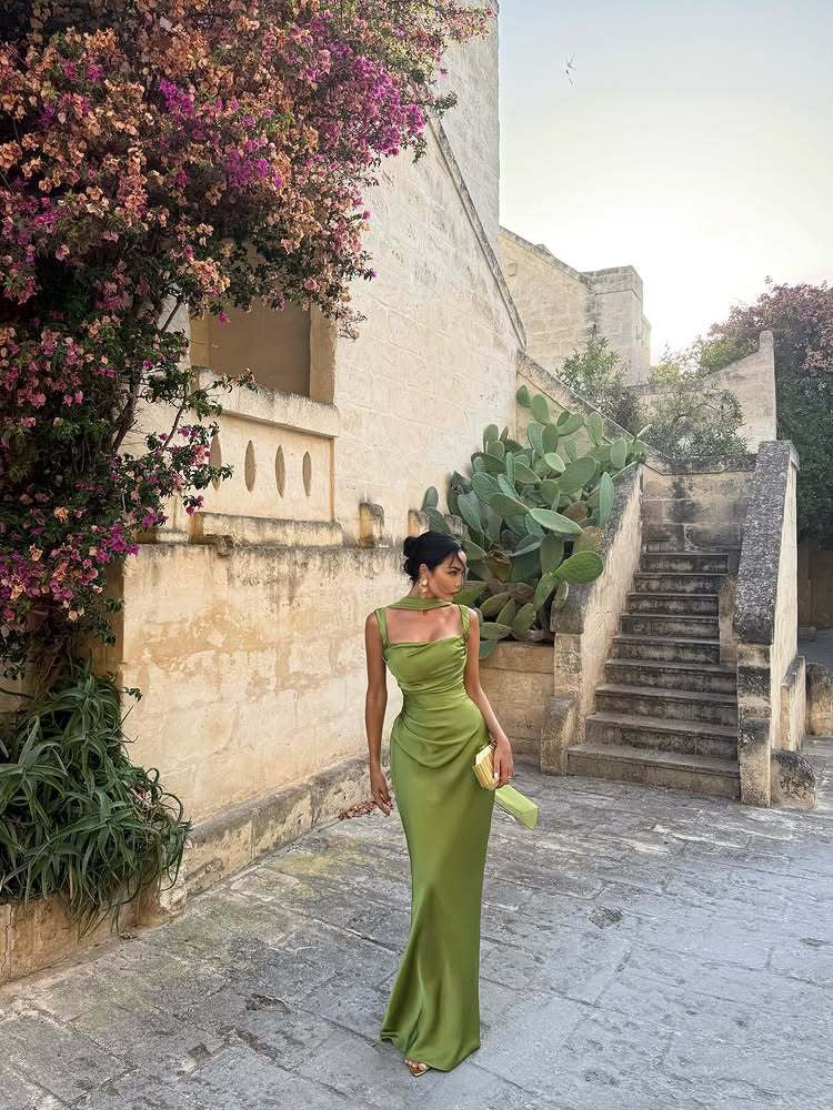 שמלת מקסי סאטן אלגנטית בעיצוב מחוך קשירה בגב להצמדה במותן בעיטור צעיף - פאס