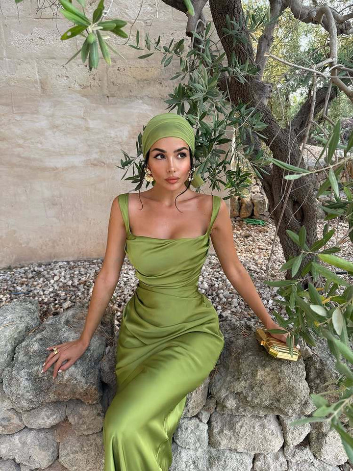 שמלת מקסי סאטן אלגנטית בעיצוב מחוך קשירה בגב להצמדה במותן בעיטור צעיף - פאס