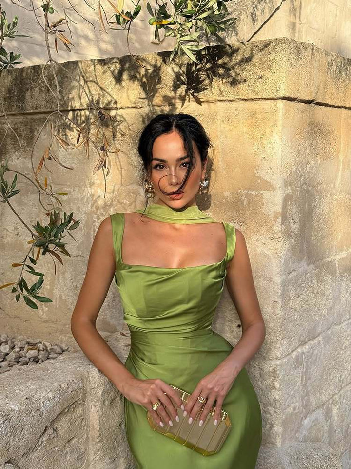 שמלת מקסי סאטן אלגנטית בעיצוב מחוך קשירה בגב להצמדה במותן בעיטור צעיף - פאס