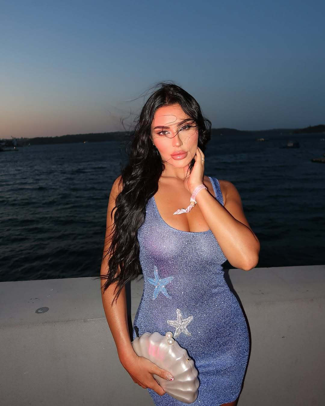 שמלת מיני נצנצים סרוגה בעיצוב רקמת כוכבי ים ופייטים - MAR