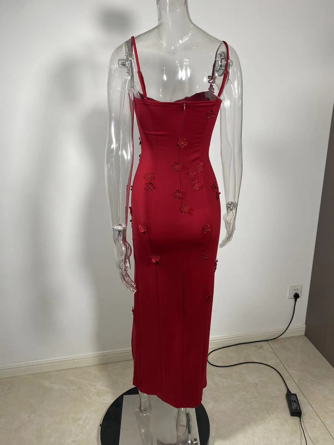 שמלת מקסי בעיצוב שסע בעיטור אפליקציות פרחים - קלריסה