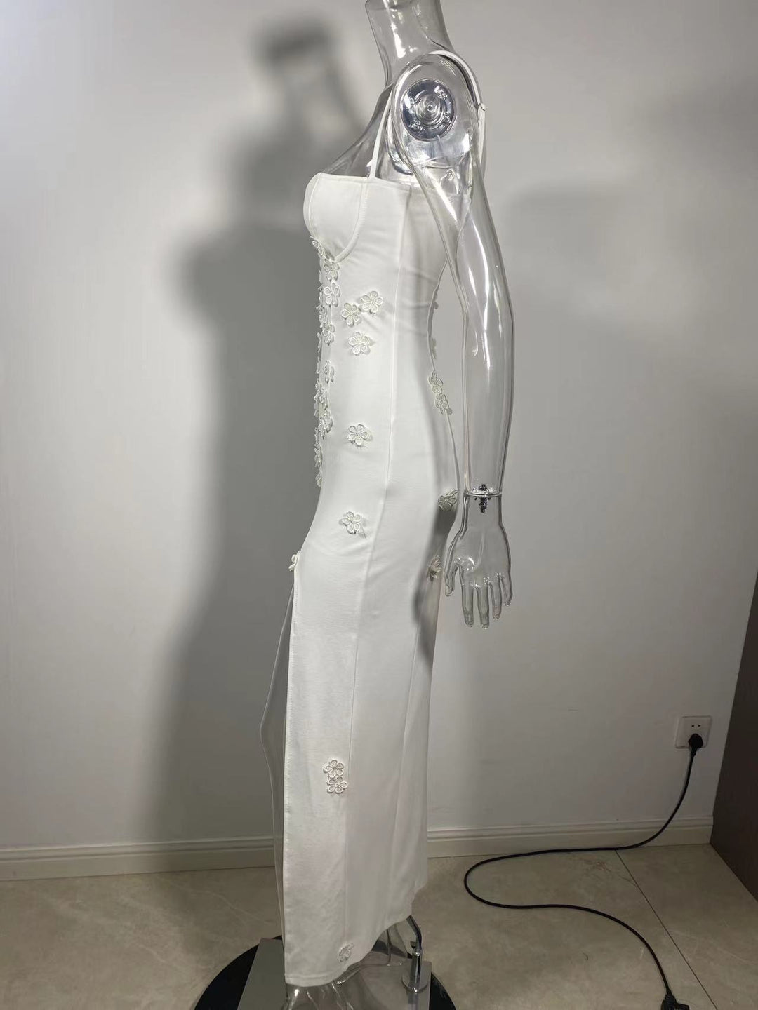 שמלת מקסי בעיצוב שסע בעיטור אפליקציות פרחים - קלריסה