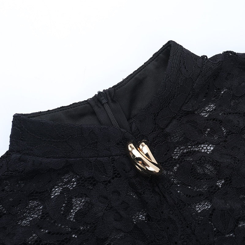 שמלת מיני תחרה בעיטור אבזמים - קורין