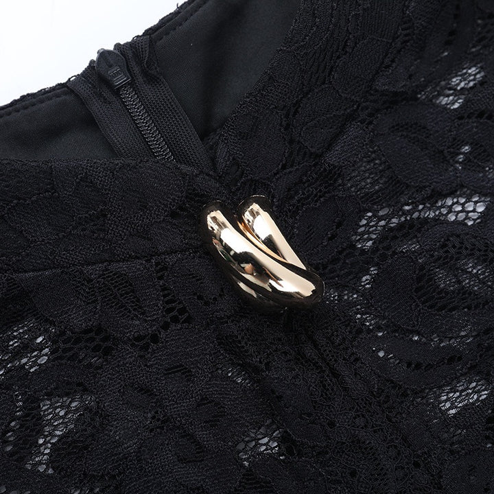 שמלת מיני תחרה בעיטור אבזמים - קורין