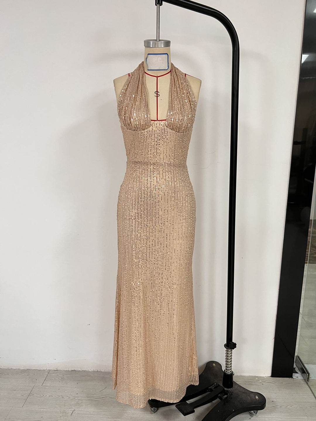 שמלת מקסי פייטים צמודה מחשוף עמוק - גרין