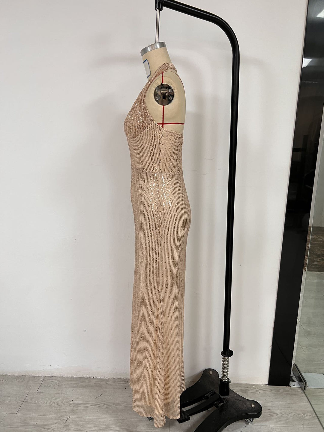 שמלת מקסי פייטים צמודה מחשוף עמוק - גרין