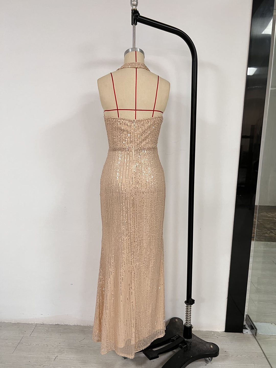 שמלת מקסי פייטים צמודה מחשוף עמוק - גרין