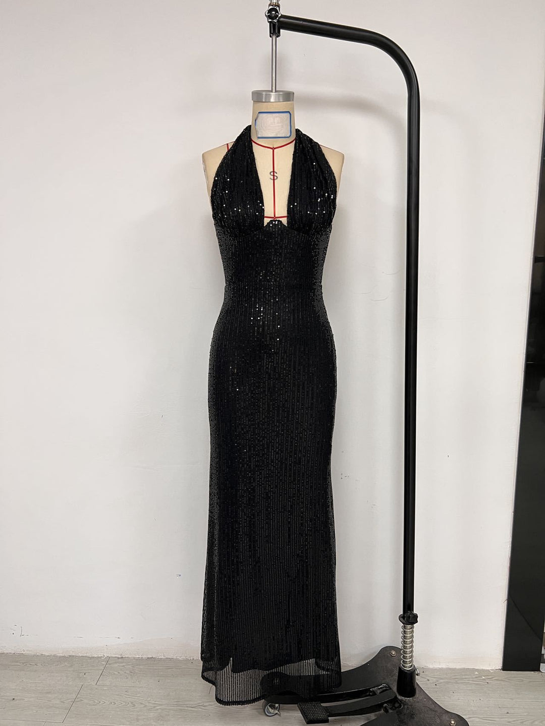 שמלת מקסי פייטים צמודה מחשוף עמוק - גרין