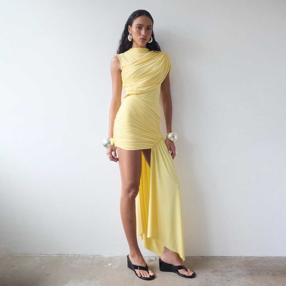 שמלת מיני כיווצים בעיצוב אסימטרי בעיטור שובל - ג'יי