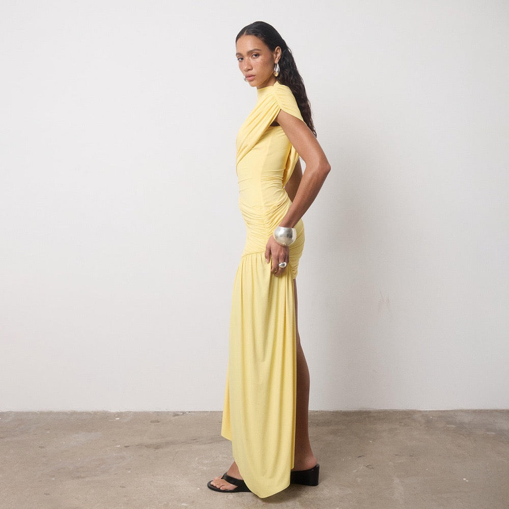 שמלת מיני כיווצים בעיצוב אסימטרי בעיטור שובל - ג'יי