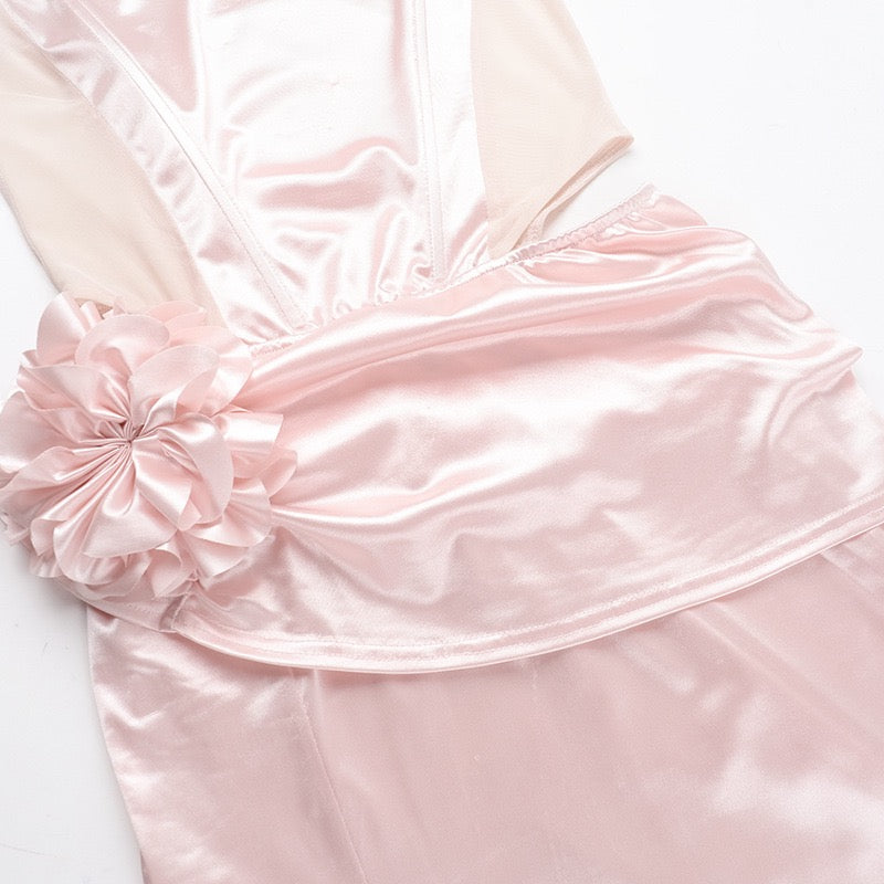 שמלת מקסי סטרפלס סאטן בעיצוב קיפולים ושסע בעיטור פרח - ג׳וייס