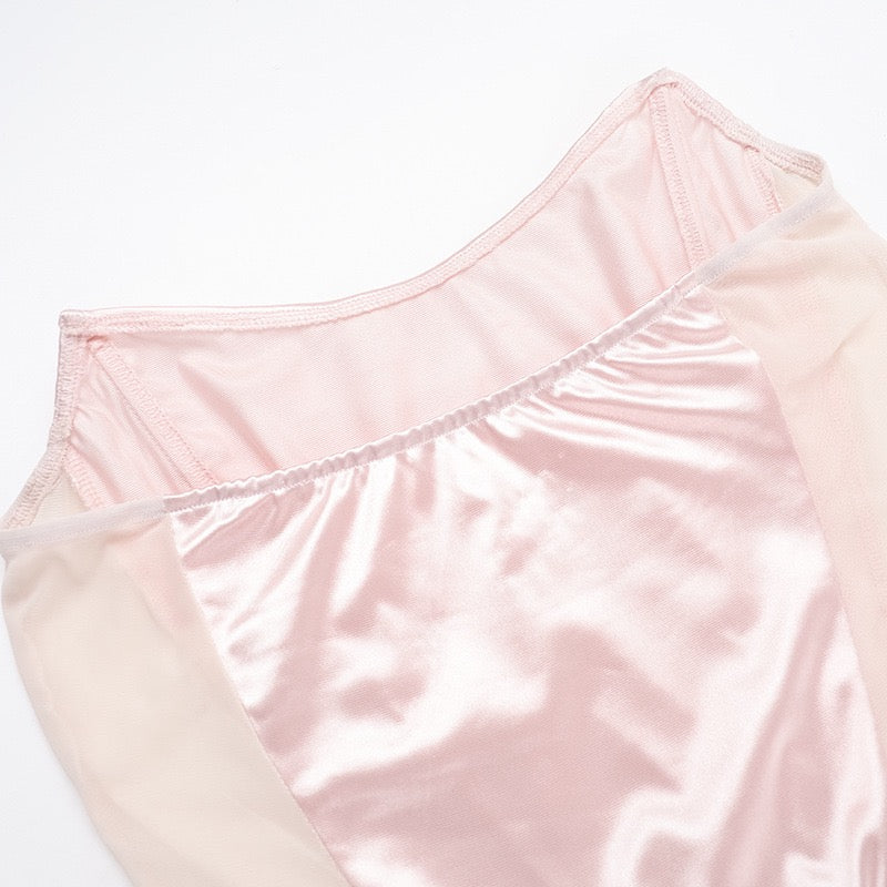 שמלת מקסי סטרפלס סאטן בעיצוב קיפולים ושסע בעיטור פרח - ג׳וייס