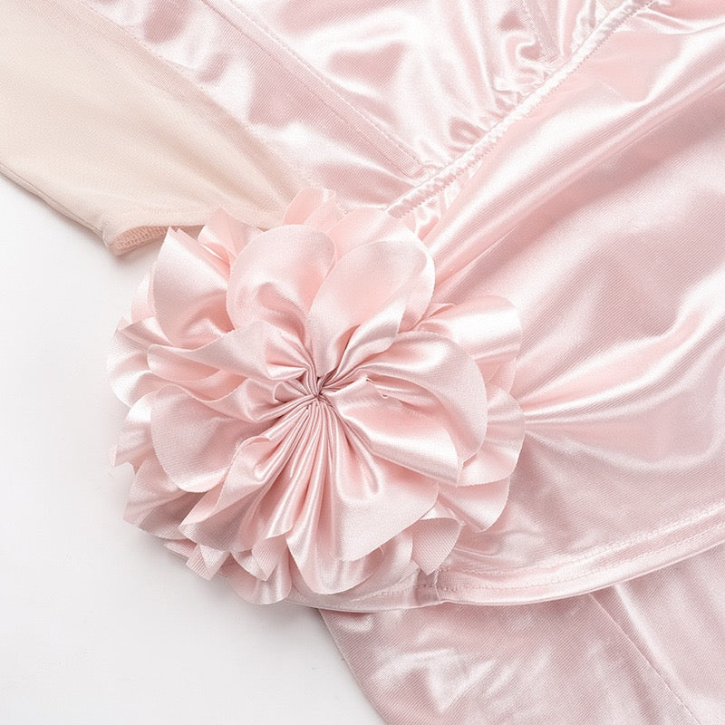 שמלת מקסי סטרפלס סאטן בעיצוב קיפולים ושסע בעיטור פרח - ג׳וייס