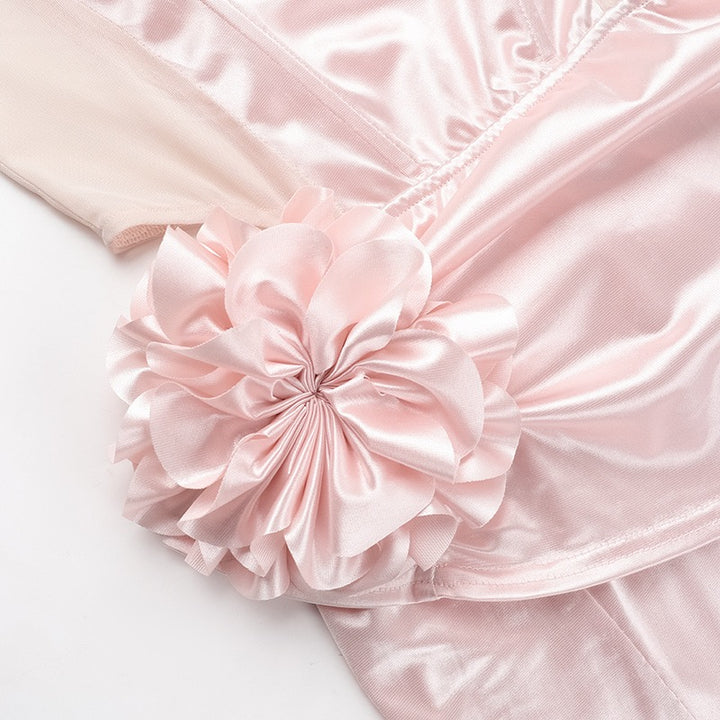 שמלת מקסי סטרפלס סאטן בעיצוב קיפולים ושסע בעיטור פרח - ג׳וייס