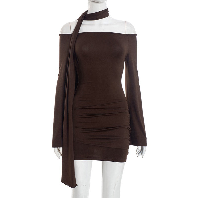 שמלת מיני כתפיים חשופות בעיטור צעיף - אור