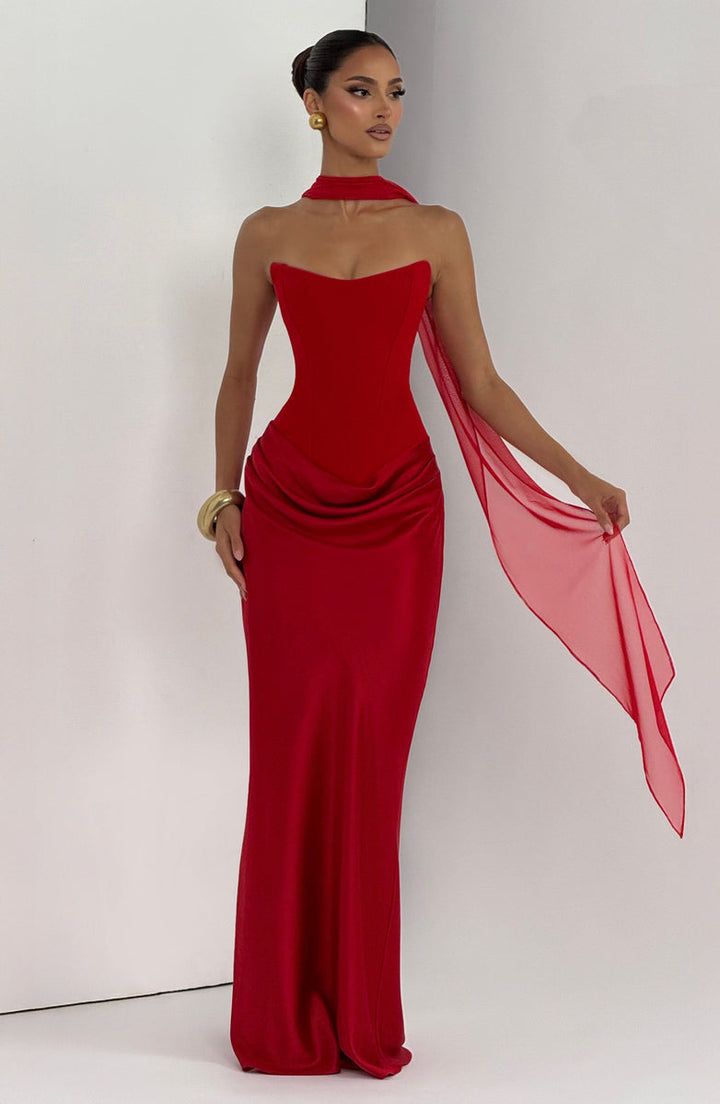 שמלת מקסי סטרפלס בעיצוב קיפולי סאטן ומחוך קשירה בגב להצמדה במותן בעיטור צעיף - GENNA