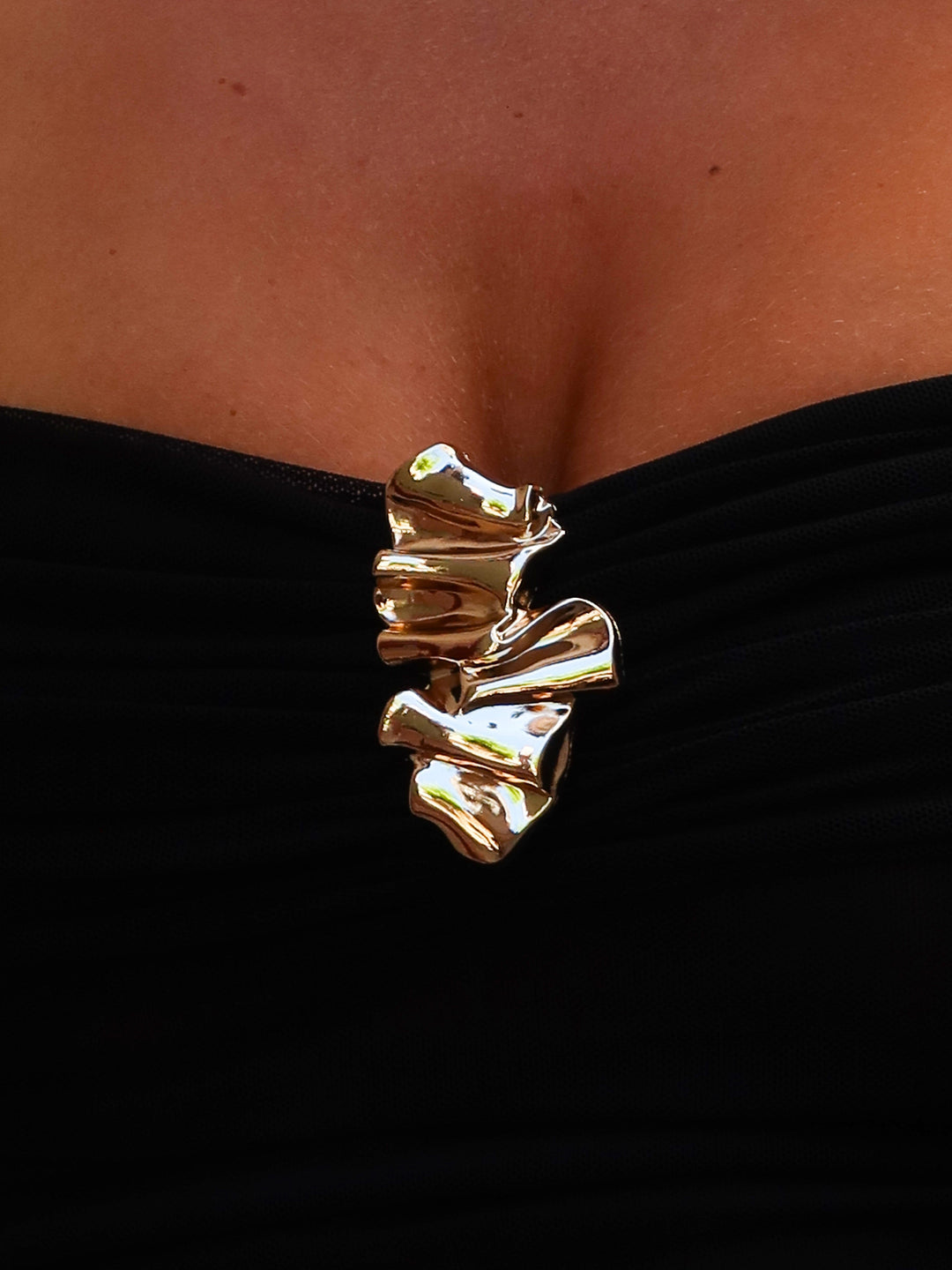 שמלת מיני כיווצים כתפיים חשופות בעיצוב שיפון בעיטור אבזמים - מליסה