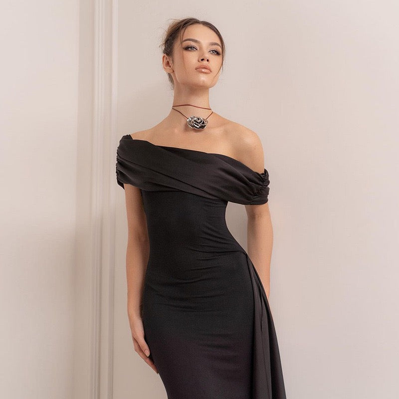 שמלת מקסי אלגנטית בעיצוב כתף חשופה בעיטור סאטן  - פלורן