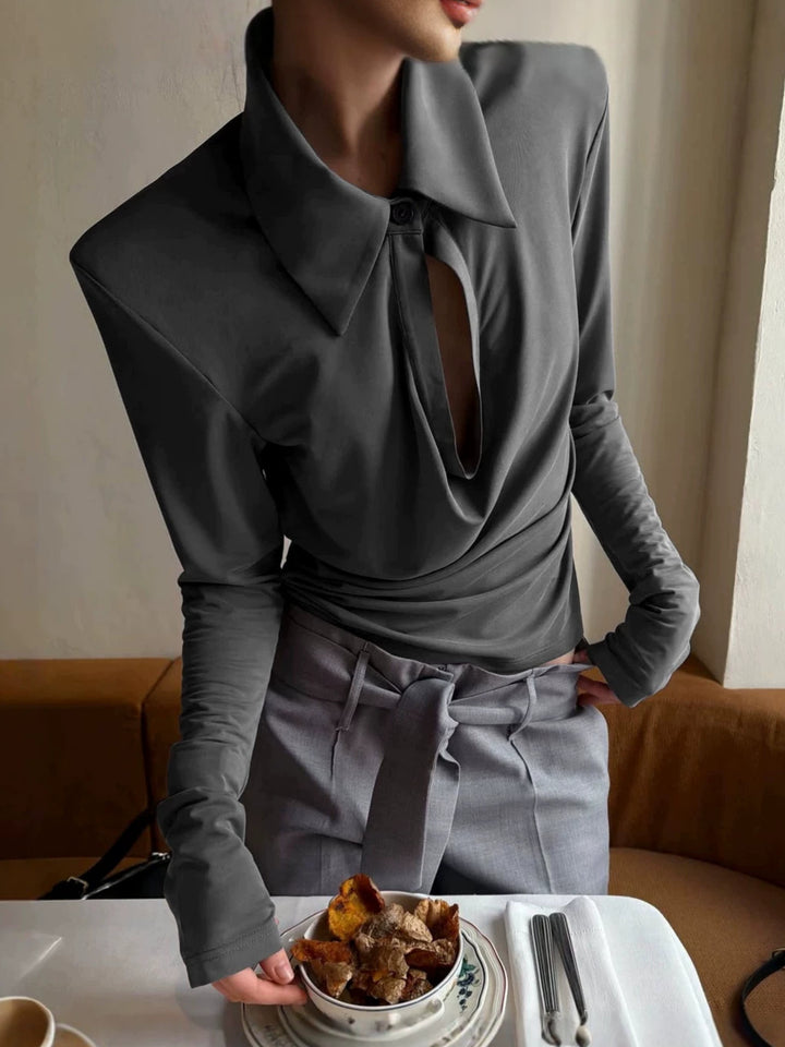 חולצת פולו אפורה צמודה עם מחשוף טיפה וכריות כתפיים - ELENUCCIOLA