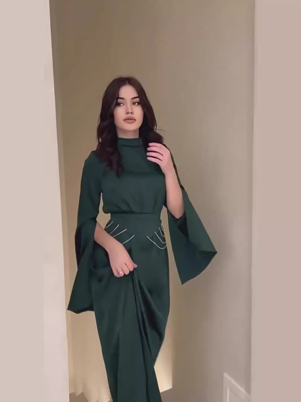 שמלת מקסי סאטן צווארון גבוה עם שרוולי פעמון ושרשרת פנינים במותן - GUENDALINA