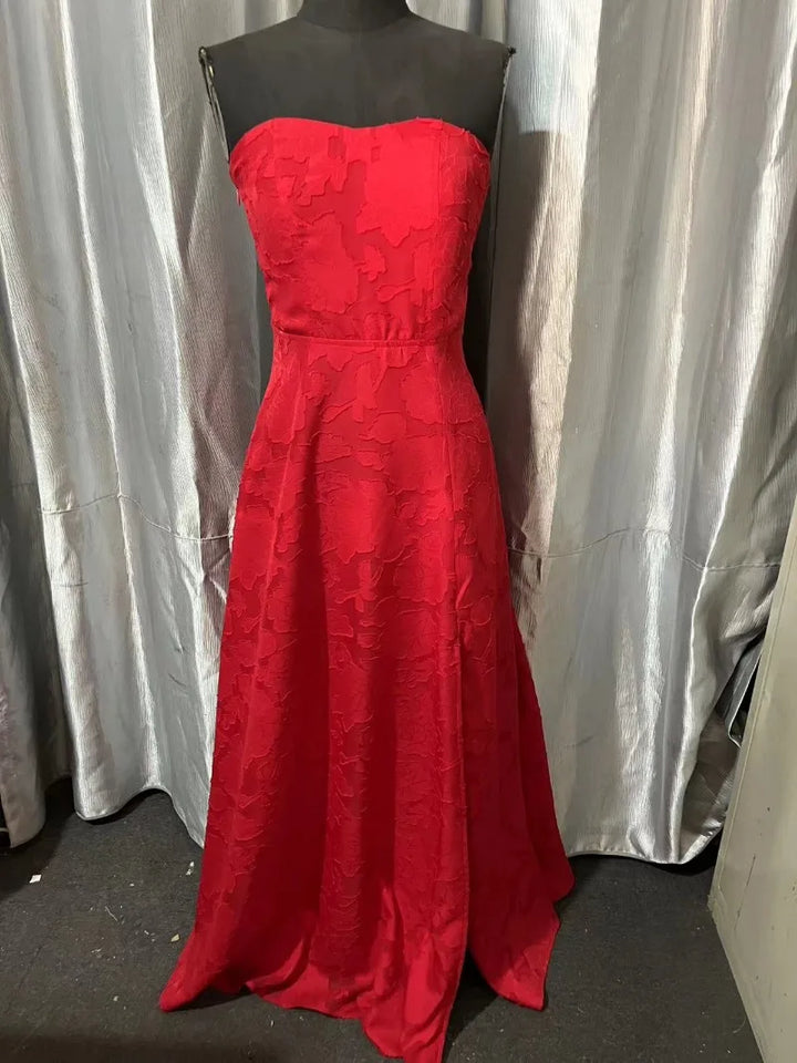 שמלת מקסי סטרפלס בעיצוב רקמת פרחים ושסע - פלורה