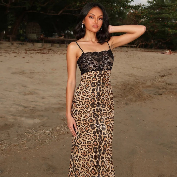 שמלת מידי צמודה בעיצוב פייטים מנומר ותחרה - רוקסי