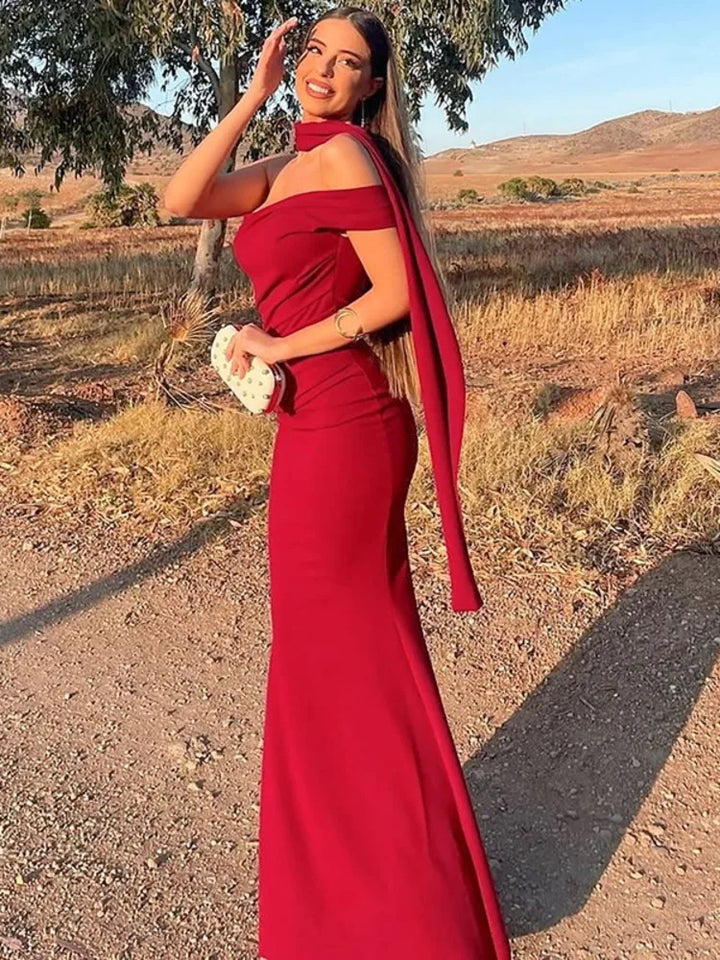 שמלת מקסי סטרפלס בעיצוב כתפייה אחת נופלת בעיטור צעיף תואם - ריינה