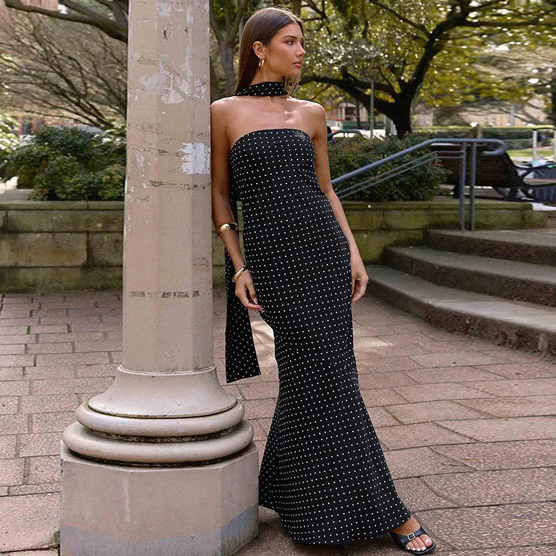 שמלת מקסי סטרפלס נקודות בעיטור צעיף תואם - פמלה