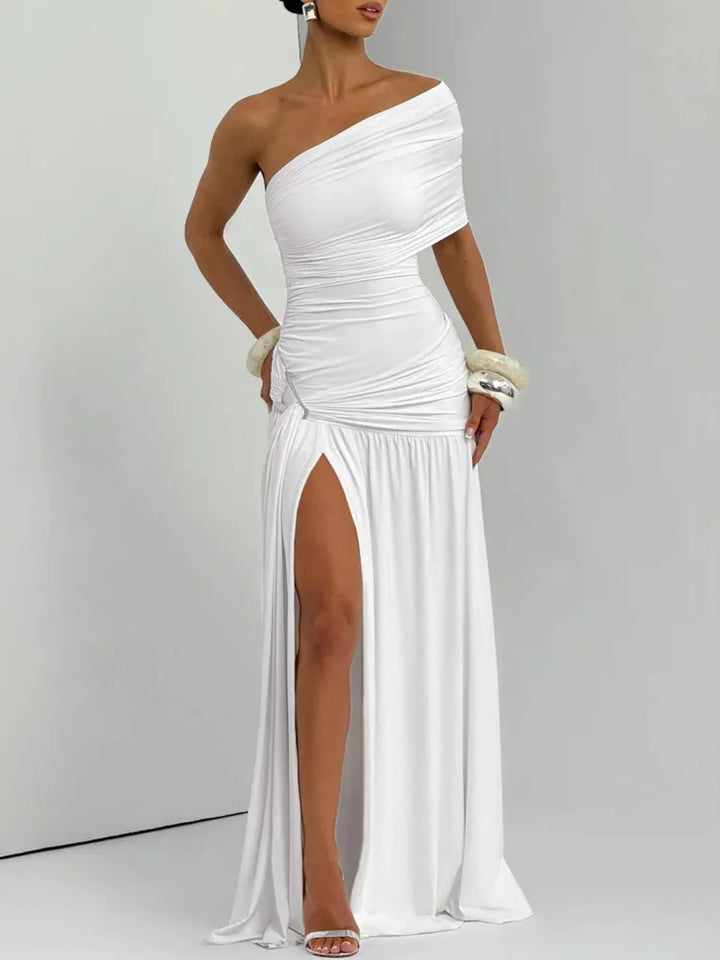 שמלת מקסי בעיצוב כתפיה אחת ושסע בעיטור כיווצים ואבזם - וולדה