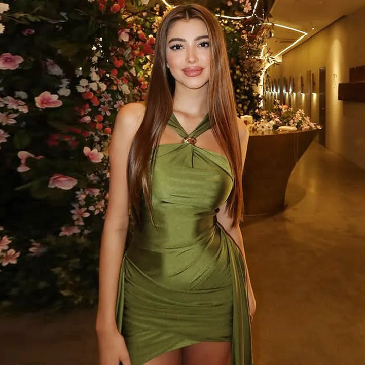 שמלת מיני קולר בעיצוב כיווצים בעיטור שובלים ואבזם - מיקל