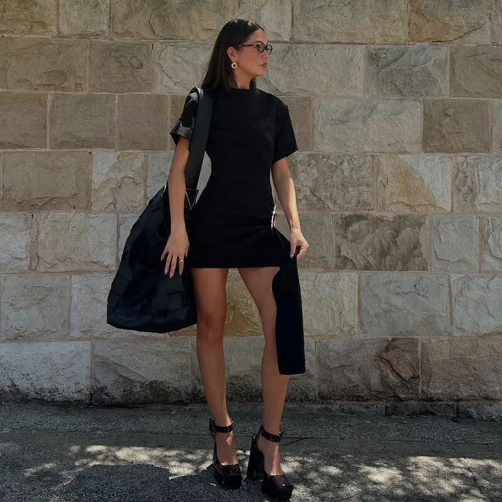 שמלת מיני בעיצוב מיוחד בעיטור אבזם ושובל - מורגן