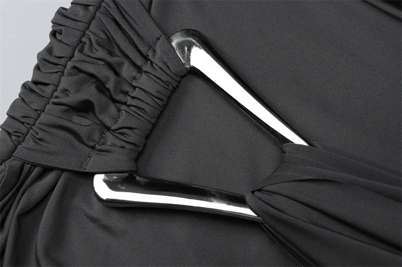 שמלת מקסי בעיצוב כתפיה אחת ושסע בעיטור כיווצים ואבזם - וולדה