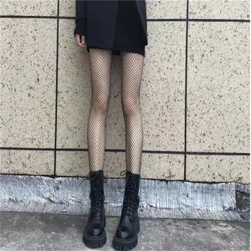 גרביונים במגוון טקסטורות וגוונים: תחרה / לבבות / פפיונים / פרפרים / רשת / זרקונים / כוכבים