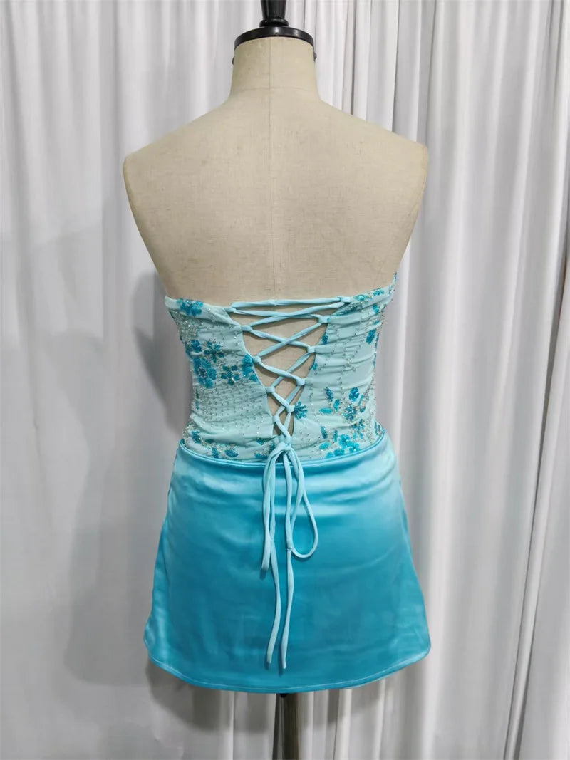 שמלת מיני סטרפלס סאטן בעיצוב קשירה בגב להצמדה במותן בעיטור פייטים וחרוזים - מורל