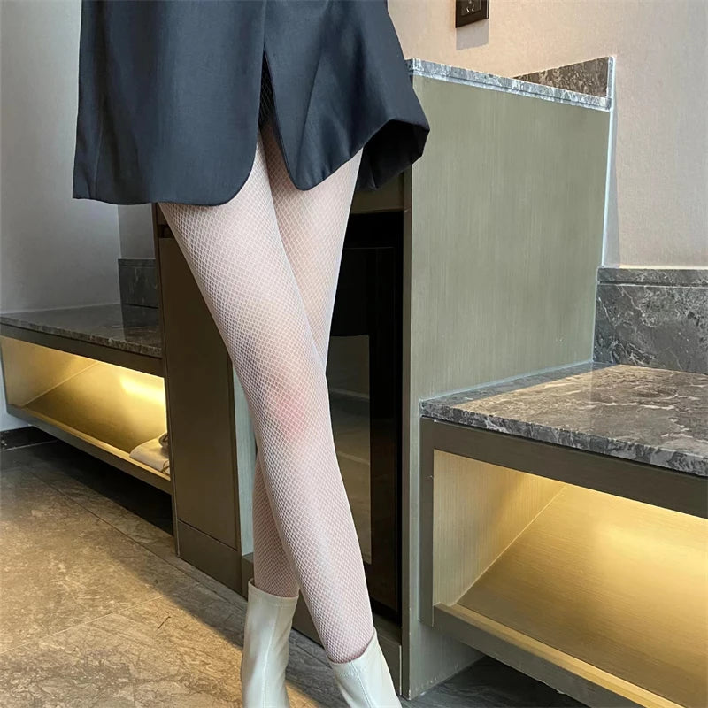 גרביונים במגוון טקסטורות וגוונים: תחרה / לבבות / פפיונים / פרפרים / רשת / זרקונים / כוכבים